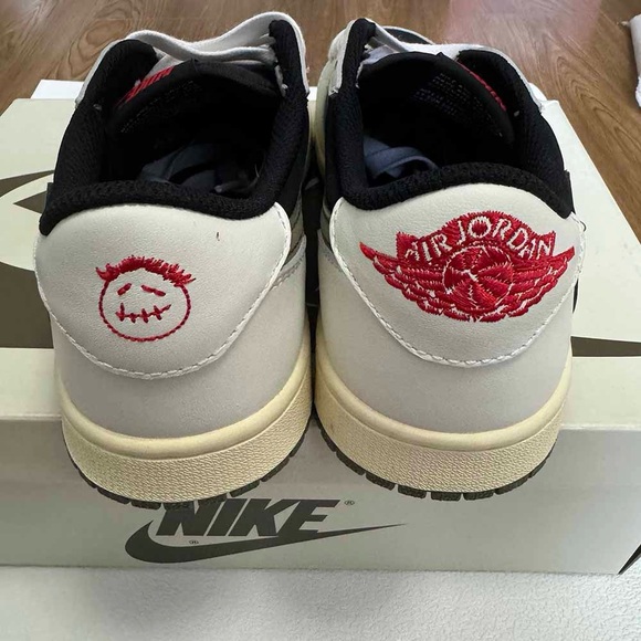 Jordan 1 Retro OG x Travis Scott Low White Sneakers - Picture 5 of 8